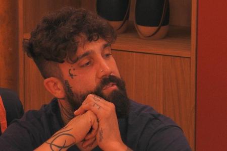 Ebenfalls jetzt schon Geschichte ist auch der redselige YouTuber Chris. Die Überwachungskameras zeigten ziemlich ungeniert a...