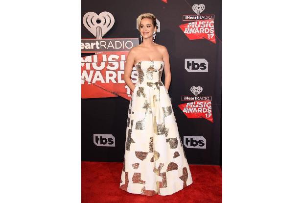 ...russische TV-Moderatorin zu Wort, die behauptet, von Katy Perry begrapscht worden zu sein. Ist der Stern der Sängerin etw...