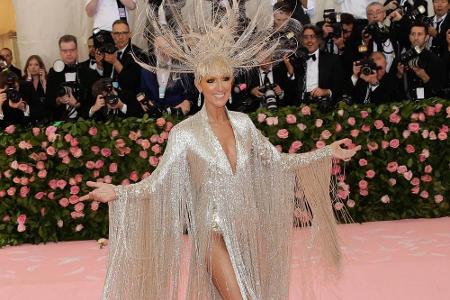 Celine Dion präsentierte eine funkelnde Kreation von Oscar de la Renta mit passendem Kopfschmuck.