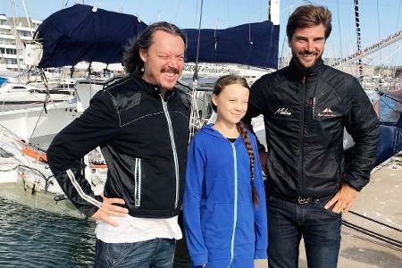 Gemeinsam mit ihrem Vater Svente (links) und dem deutschen Profisegler Boris Herrmann sticht Greta Thunberg in See. Die 14-t...