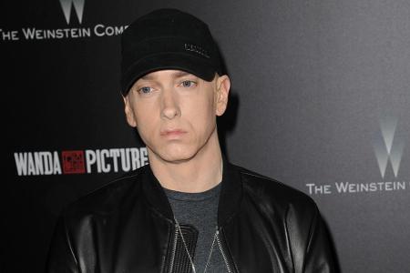 Eminems richtiger Name lautet Marshall Mathers III. Der 46-jährige Rapper entwickelte seinen Künstlernamen aus seinen Initia...