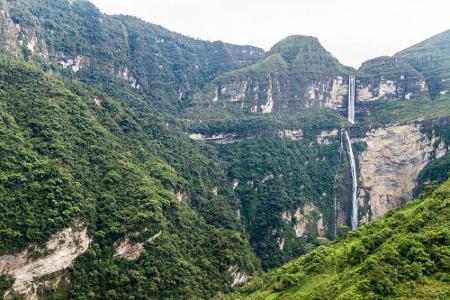 Zwei weitere wunderschöne Wasserfälle sind in Peru. Der Gocta in der Provinz Bongará lässt das Wasser 771 Meter fallen. Dami...