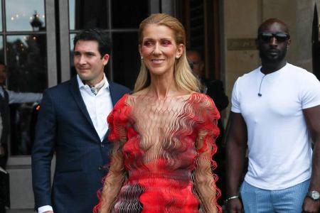 Etwas gewöhnungsbedürftig: Céline Dion (51) trug diese Robe bei der diesjährigen Pariser Fashion Week. Das tief ausgeschnitt...