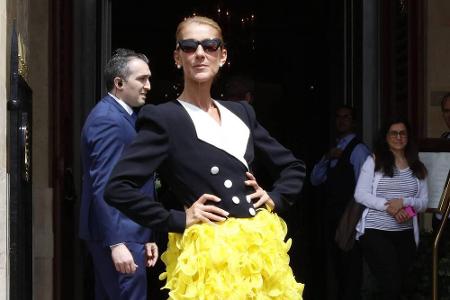 Diesen gelben Mini-Tüllrock trug Dion ebenfalls bei der Pariser Fashion Week 2019. Kombiniert mit einem 80er-Jahre Blazer un...