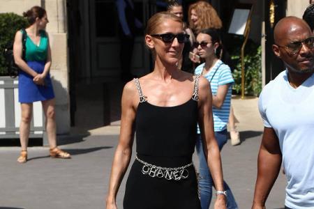 Mit diesem schwarzen, figurbetonten Jumpsuit von Chanel, den sie mit einem auffälligen Ketten-Gürtel kombinierte, zeigte sic...