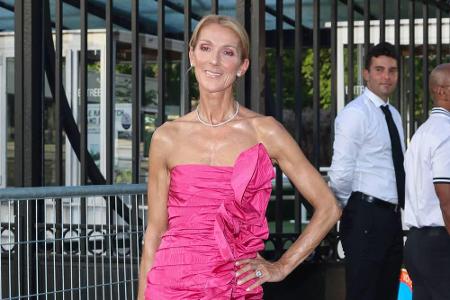 Ebenfalls bei der Fashion Week: dieser pinke, geraffte Albtraum von Miu Miu. Die schwarze Schleife betonte dabei den hohen B...