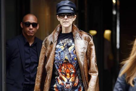 In Paris zeigte sich die Sängerin 2017 erneut mit einem merkwürdigen Outfit. Braune Leggings in Wildleder-Optik kombiniert m...