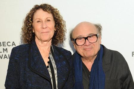 Danny DeVito (74) ist für seine geringe Körpergröße berühmt. Seine Noch-Ehefrau Rhea Perlman (71) ist mit ihren 1,52 Meter a...