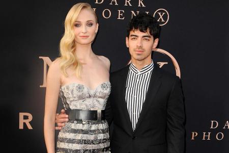 Sophie Turner (23) ist nicht nur bildschön, sondern mit ihren 1,75 Meter auch eine große Frau. Ihr Ehemann Joe Jonas (29) ka...