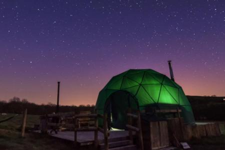 Für alle, die eine etwas bodenständigere Form des Schlafens vorziehen, hat TomTom einen Glamping-Tipp im Westen von Großbrit...