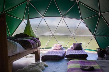 Die Wohnkuppeln enthalten große, bequeme Betten und können bis zu sechs Personen aufnehmen. Und auch der Hund kann mit und s...