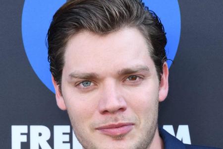 Auch die Augen von Dominic Sherwood (29) aus der Serie 