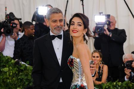 2017 bekam seine Ehefrau Amal Clooney (41) Zwillinge: Mit 56 Jahren wurde Hollywood-Star George Clooney (58) Vater von Ella ...