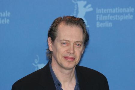 Steve Buscemi spielt oft Gangster. Doch war er lange als Feuerwehrmann tätig und nahm den Dienst am 11. September 2001 wiede...