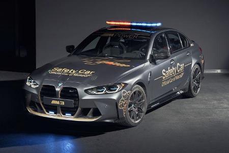 Die Schriftzüge und Logos auf der Karosserie sind in Gold gehalten.