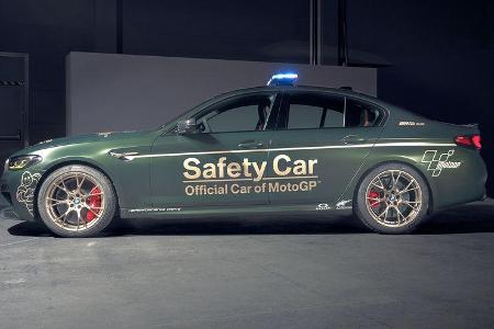 Der V8-Biturbo schlummert unter einer Haube, die für den Einsatz auf der Rennstrecke mit Schnellverschlüssen ausgerüstet ist.