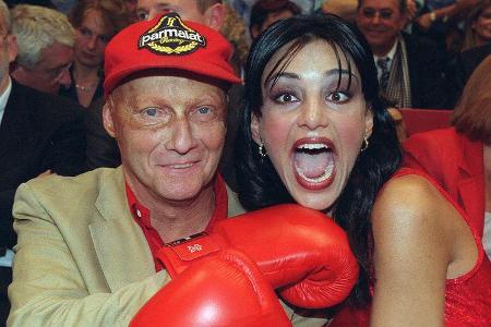 Mit seiner offenen und direkten Art ist Lauda ein gern gesehener Gast bei Sportevents. Hier verpasst er Verona Feldbusch ein...