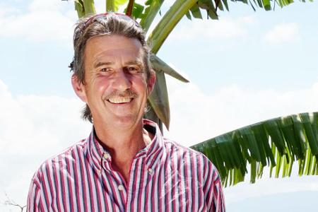 Der 59-jährige Tom betreibt neben der 7 Hektar großen Kaffee- und Bananenplantage mit Urwald in Costa Rica ein Hotel mit Sem...