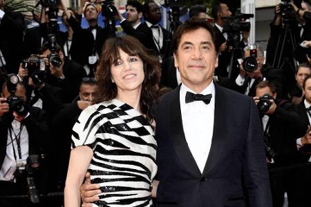 Charlotte Gainsbourg im knappen Zebra-Look und Javier Bardem im klassischen Smoking eröffneten die Filmfestspiele offiziell.
