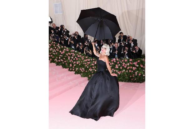 …gemeinsam mit Gaga den Mega-Clou geplant hatte: Die Oscarpreisträgerin führte nämlich nicht nur ein Outfit vor, sondern vie...