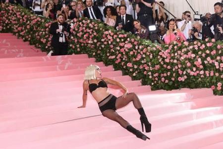 …vier: Schwarz natürlich. In diesem höllisch verführerischen Look räkelte sich die Lady auf den Stufen des Metropolitan Muse...