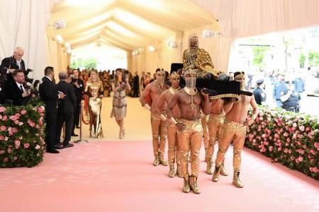 …Billy Porter. Der 'Pose'-Star ließ sich auf dieser beeindruckenden Sänfte auf den Pink Carpet tragen und schwang anschließend…