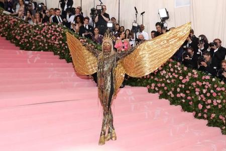 …seine meterweiten Flügel. Billy goes for Gold – und uns fällt die Kinnlade herunter! Dagegen wirkte das Outfit von…