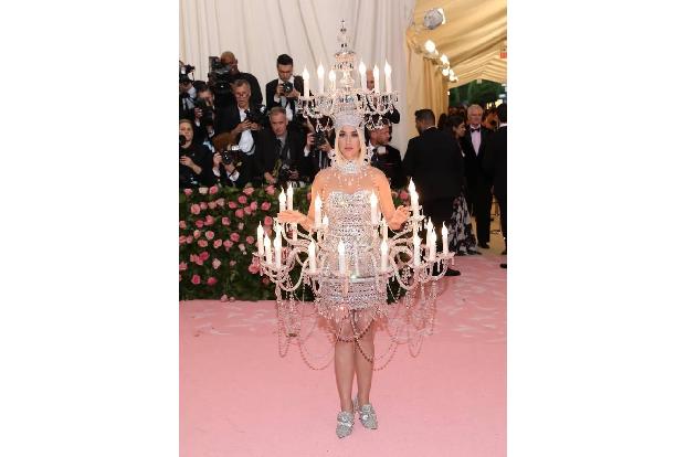 …Chart-Chamäleon Katy Perry fast wie ein schlechter Witz. Ob sie den Kronleuchter-Look jetzt öfter tragen wird? Zuzutrauen w...