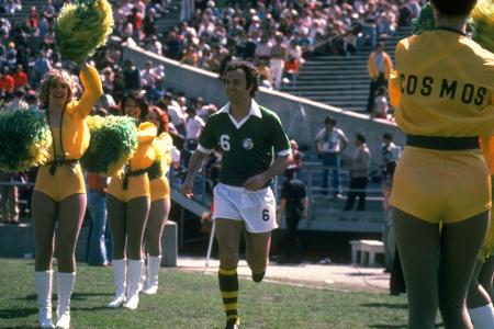 Um die Globalisierung des Fußballs macht sich Beckenbauer ebenfalls verdient: 1977 kehrt er der Bundesliga kurzzeitig den Rü...