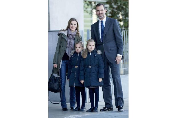 ...denn ganz so einfach wie es klingt, ist so eine Abdankung nicht. Ein König kann seinen Job nicht mal eben an den Nagel hä...