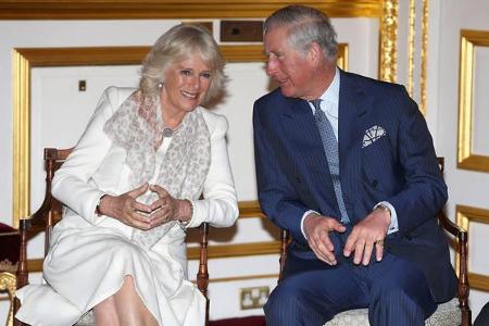 Zwar reist der Prinz ununterbrochen mit seiner Frau Camilla durch die Welt, allerdings eben nur als ewiger Anwärter auf die ...