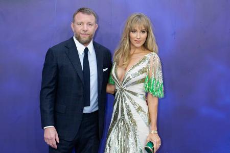 …seine ganz persönliche Prinzessin mit auf den Red Carpet des Odeon Luxe Kinos gebracht: seine Frau Jacqui Ainsley, mit der ...