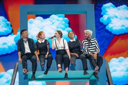 Sängerin Leonora kann auch Eiskunstlaufen und singt ihr Lied auf Englisch, Französisch, Deutsch und Dänisch. Sie vertritt mi...