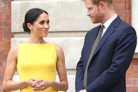 Seit sie ein Mitglied des Königshauses ist, hat sich Herzogin Meghan auf schicke Kleider verlegt.