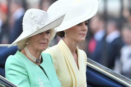 Herzogin Camilla (l.) und Herzogin Kate teilten sich mit Meghan eine Kutsche