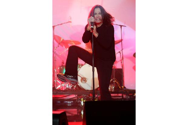 ...Ozzy Osbourne ging 2017 mit seiner Heavy-Metal-Band 'Black Sabbath' auf Abschieds-Tournee. Als Solo-Künstler wird er dies...