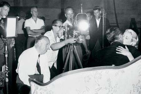 Alfred Hitchcock inszeniert Grace Kelly und Cary Grant für 