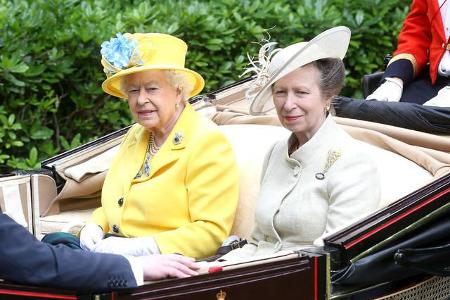 ...entschied sich die Queen wie so oft für Farbe. Ein cleverer Schachzug: So zieht sie alle Blicke auf sich, kann sich aber ...