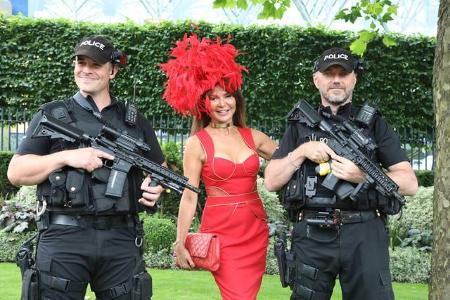 ...clevere Dame zwischen zwei bewaffnete Wachmänner - Männer in Uniformen sind schließlich immer mehrere Blicke wert. Die La...