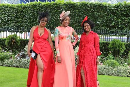 ...erschienen diese drei Grazien beim Royal Ascot. Bei so viel Eleganz fliegt uns direkt ein wenig 50's Flair entgegen. Sich...