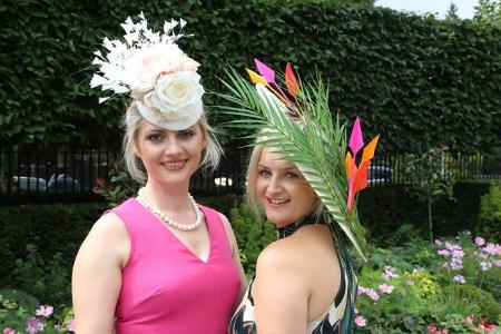 ...sind diese beiden Hut-Kreationen - für den Sommer 2018 würden wir auf jeden Fall den rechten zum Schattenspenden wählen.