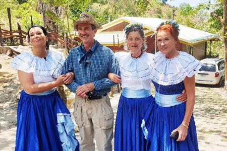 Gabriele (l.), Siglinde und Joyce (r.) versuchen in Tracht bei Tom zu punkten.