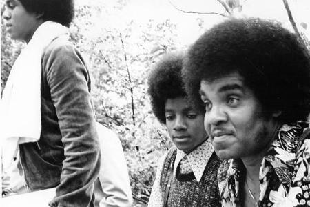 Seine Kindheit und frühe Jugend wurden von Vater Joe Jackson überschattet. Der Patriarch schlug seine Kinder, um sie zu Höch...