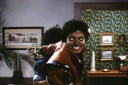 Das offizielle Video zum Titeltrack 'Thriller' ist knapp 14 Minuten lang. In dem Kurzfilm verwandelt sich Michael während ei...