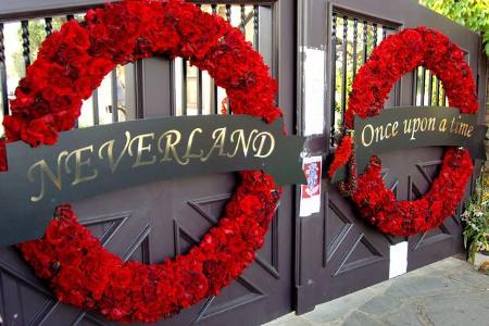 Hinter den Toren seiner Neverland-Ranch soll sich Michael einigen seiner jungen Freunde ungebührlich genähert haben. Die ers...