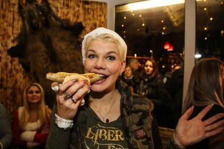 Na Mahlzeit! Wer in Leipzig eine Wurst essen will, kann das seit Dienstag bei einer echten Prominenten machen. Melanie Mülle...
