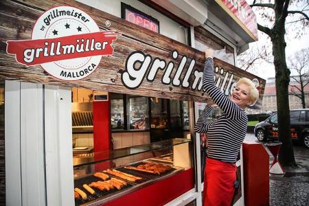 ...den klingenden Namen 'Grillmüller' bekommen hat. Die Dschungelkönigin hat vor der Eröffnung natürlich noch selbst Hand an...