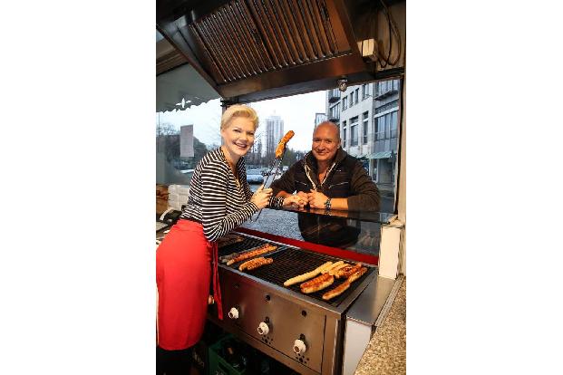 ...mal den Grill eingeheizt. Ihr Mann Mike Blümer durfte dann natürlich gleich die erste Wurst à la Müller verkosten. Aber s...