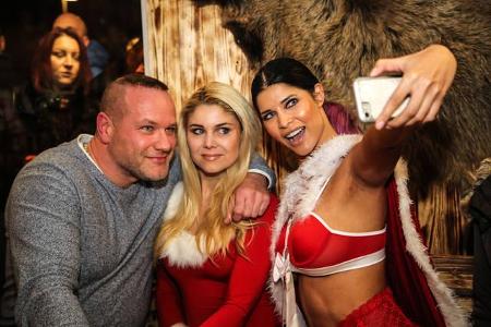 ...musste ihr weihnachtliches Outfit zusammen mit BFF Yvonne Woelke und DJ Ronny Rockstroh für die sozialen Medien festhalte...