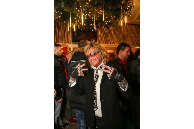 ...beehrten! Bert Wollersheim musste da natürlich auch mit dabei sein. Tja, so Würstchen sind eben richtig lecker, noch bess...